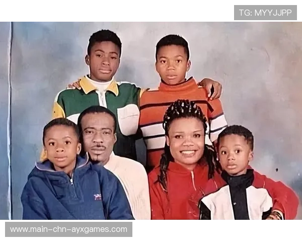 字母哥带家人去迪士尼被游客误认保安