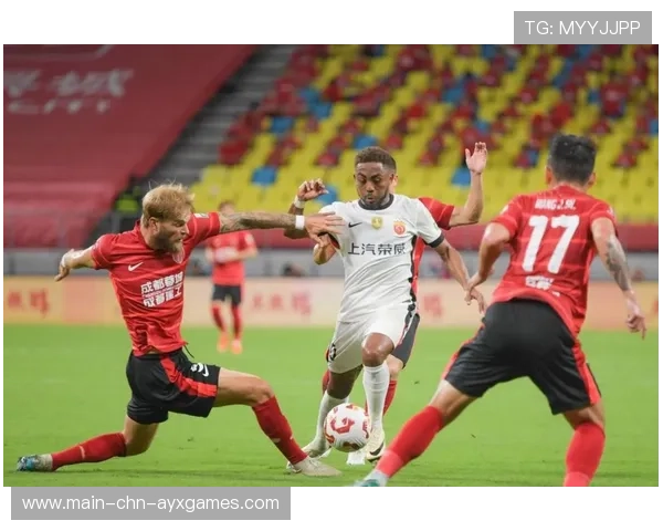 上海海港杨希边路传中质量高，门前包抄差点推射得手