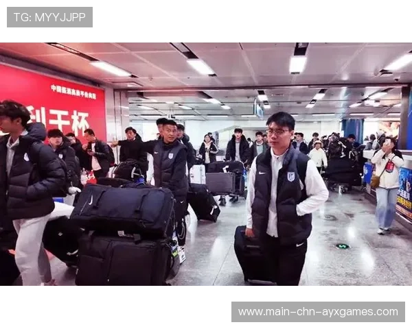 斯坦丘亮相大连英博基地,与球迷互动引发热潮 斯坦丘亮相大连英博基地,与球迷互动引发热潮